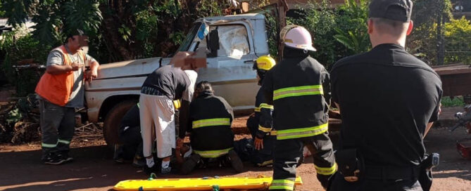 ESPERANZA: Motociclista chocó contra un auto estacionado y fue trasladado al hospital